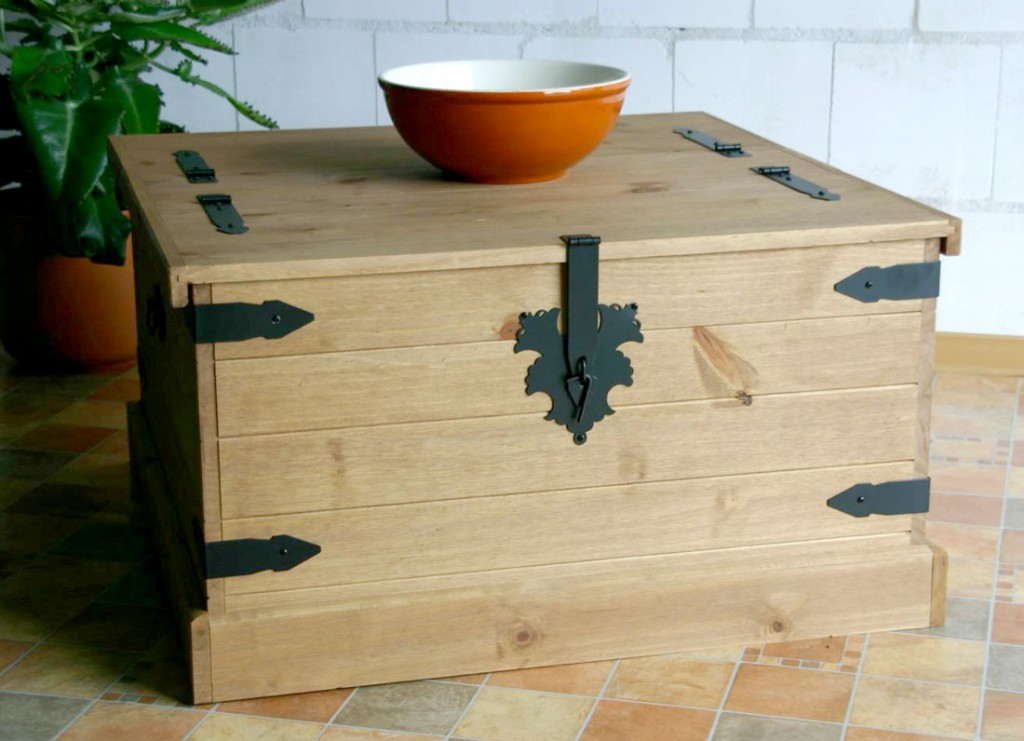 Couchtisch aus massiver Pinie Artikelbeschreibung Mit 2 Klappen Holz Couchtisch Truhentisch Holz ~ Couchtisch aus massiver Pinie Artikelbeschreibung Mit 2 Klappen Holz