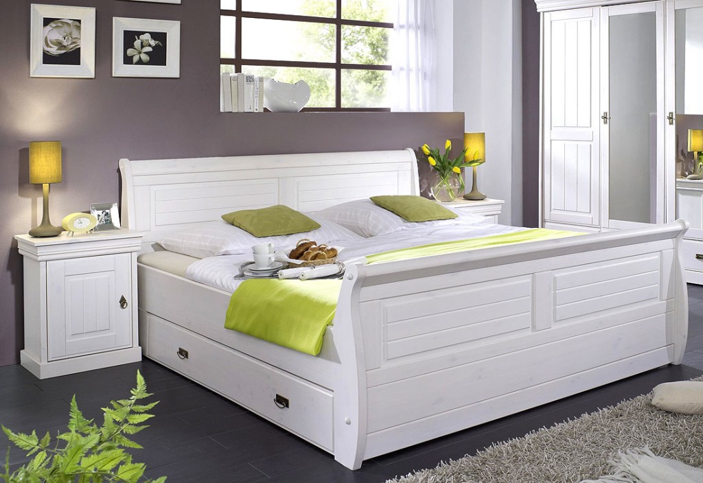 Massivholz Bett mit Bettkasten und Nachtisch Kiefer massiv weiß lackiert